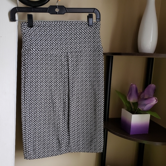 Black and White Pencil Skirt! - Picture 3 of 5